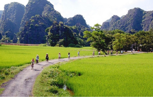 Đạp xe khám phá cảnh sắc làng quê